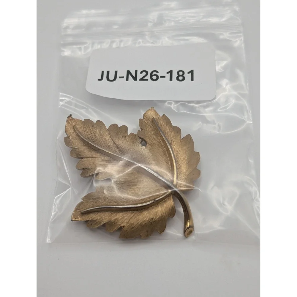 Trifari Signed Gold‎ Tone Brushed Maple Leaf Brooch Pin Textured Vintage 2